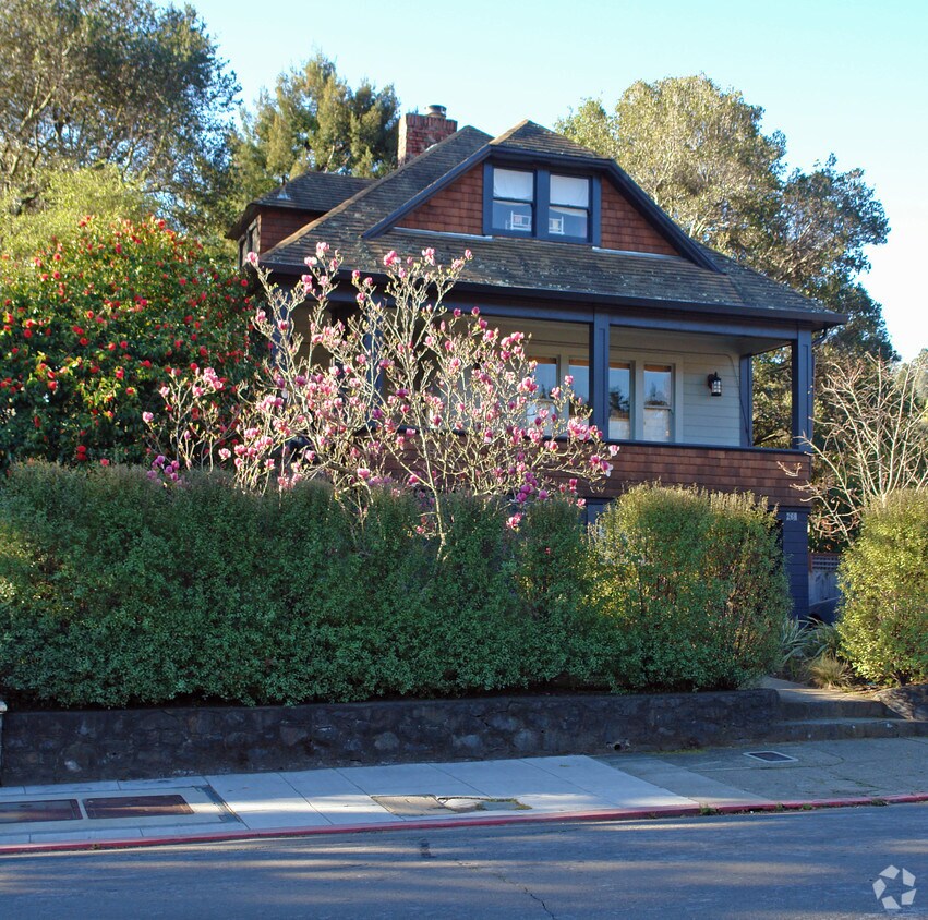 Building Photo - 268 E Blithedale Ave