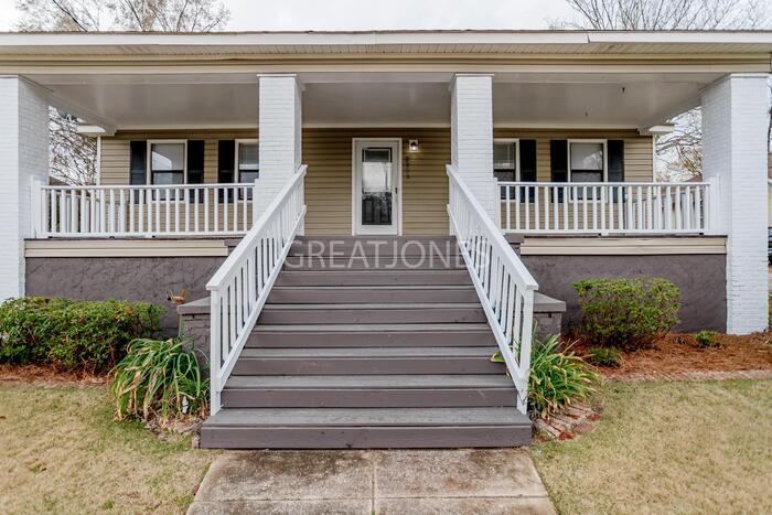 Primary Photo - 2303 Summerville Rd