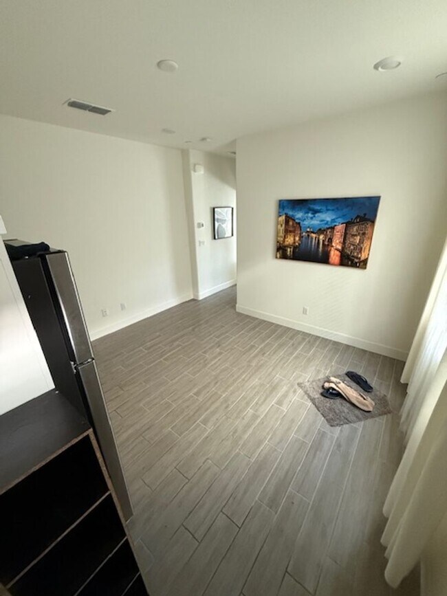 Foto del edificio - 6041 Oberlander Dr