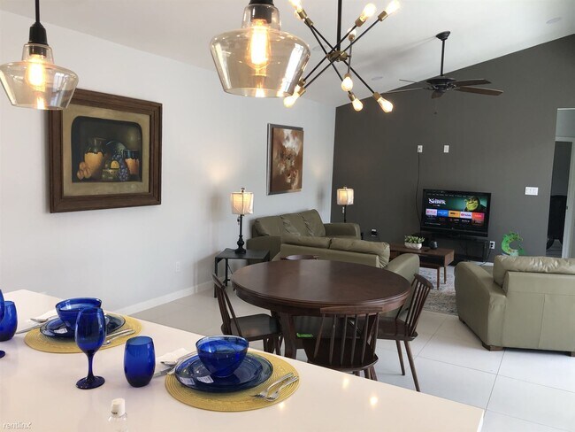 Building Photo - 2 br, 2.5 bath Duplex - 6314 Guinevere Drive