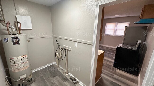 Building Photo - $925 2 bedroom / 1 bathroom - Single Family Home