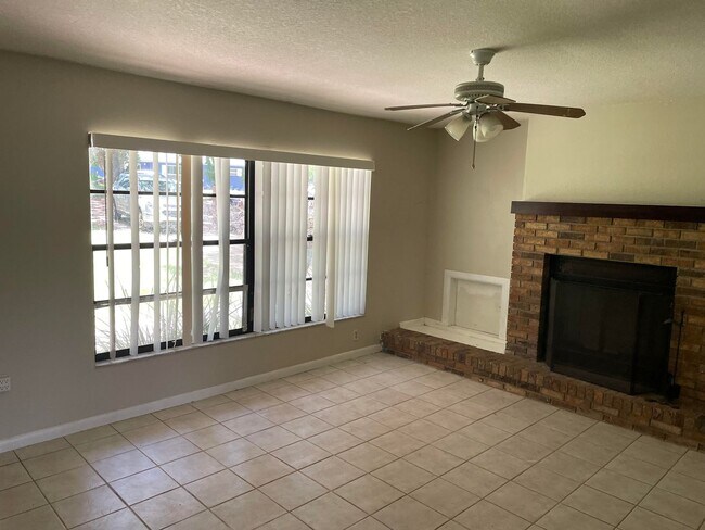 Building Photo - 2 bedroom 2 bath with huge storage area