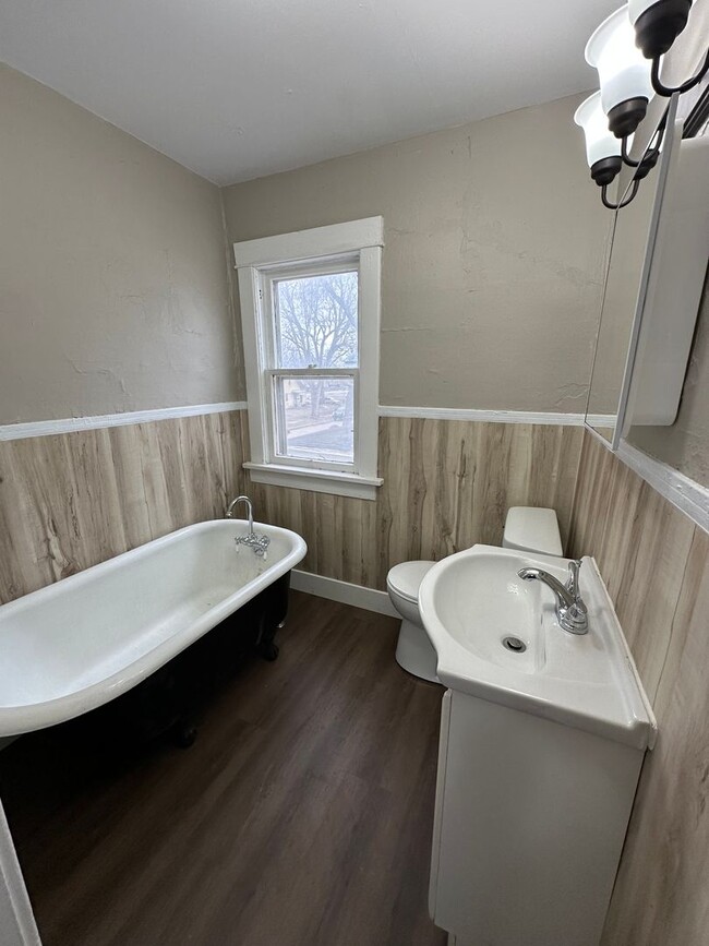 Building Photo - Newly remodeled 3 bed, 1 bath home for ren...