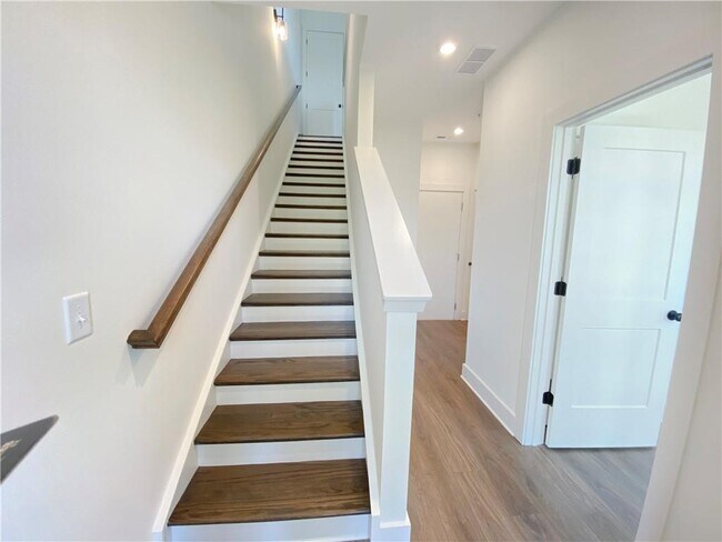 Building Photo - 1293 Longreen Ter NW