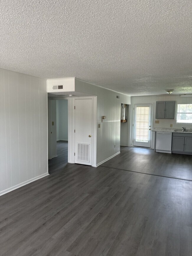 Foto del edificio - Charming 2 Bedroom Apartment - 208 Zack Ci...