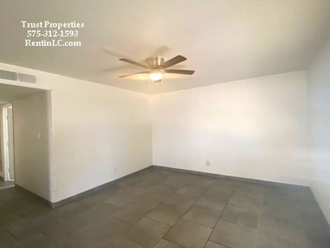 Building Photo - Super Cute 3/2 with Fridgerated AC