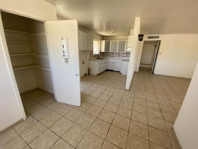 Building Photo - 3 Bed 2 Bath Home Available Today