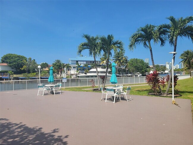 Foto del edificio - 2841 NE 163rd St