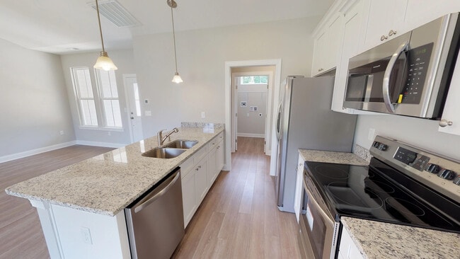 Building Photo - 22 Racquet Club Dr