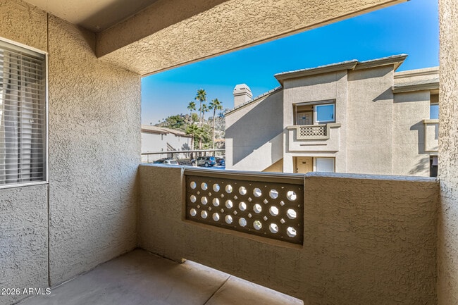 Building Photo - 1880 E Morten Ave