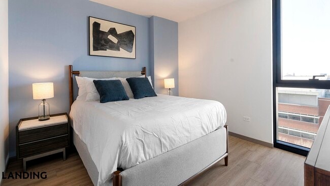 Building Photo - 513 S Damen Ave