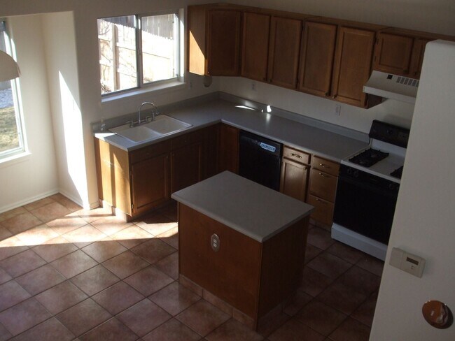 Foto del edificio - Spacious 3 Bedroom, Multi-Level Home in Ch...