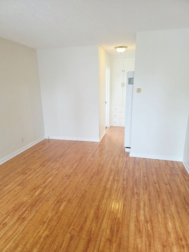 Building Photo - 1056 Linden Ave