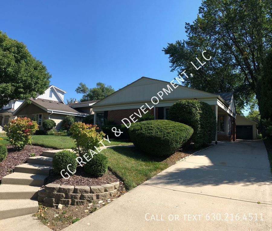 Foto principal - ***RECENTLY RENOVATED / 3 BDRM - 2 BTH / D...