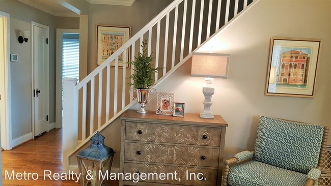 Building Photo - 128 Colonial Dr