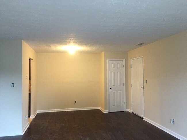 Foto del edificio - Updated 2 Bedroom Units with w/d hookup in Unit and Central Heat/AC