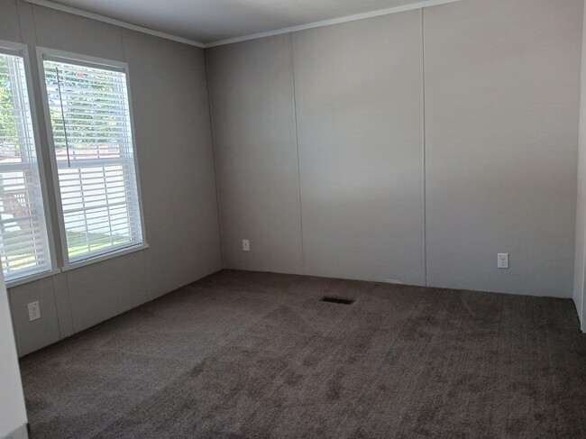 Building Photo - 40 Pansy Dr