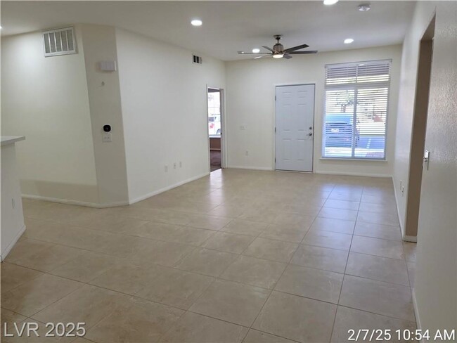 Building Photo - 3 BED 2 BATH LOCATED ON THE SOUTH END OF T...