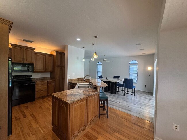 Foto del edificio - Annual Unfurnished 4-bedroom, 2.5-bath single family home