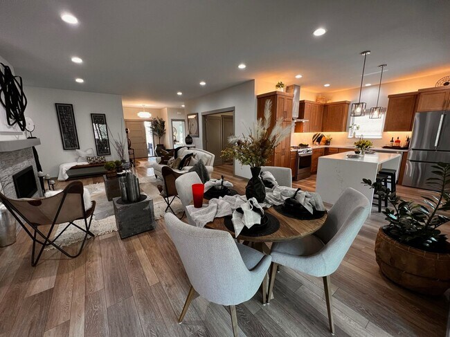 Foto del edificio - Brand New Luxury Home in Gated Community - Furnished Option Available