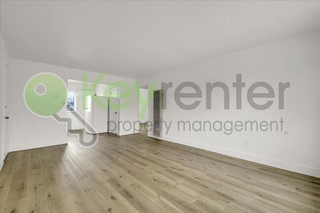 Foto del edificio - 5730 Falconer Way