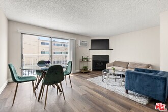 Building Photo - 257 S Manhattan Pl