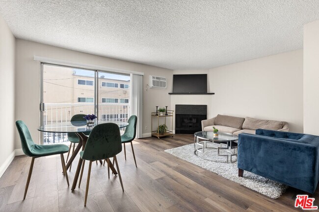 Building Photo - 257 S Manhattan Pl