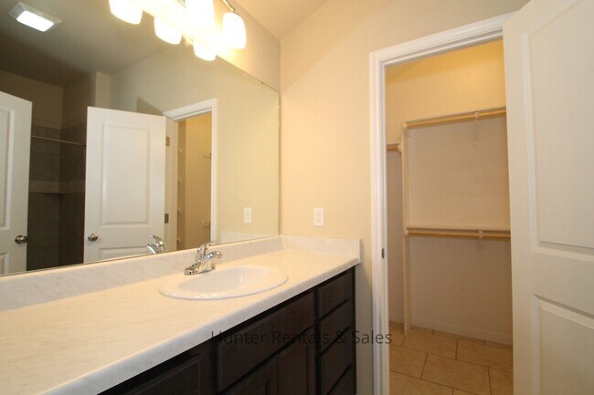 Building Photo - Loaded With Amenities!