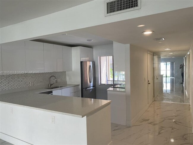 Building Photo - 158 Lakeview Dr