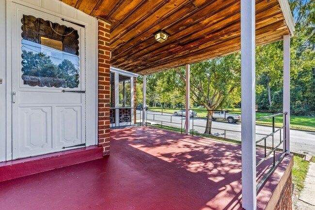 Front Porch - 1016 Galloway St NE