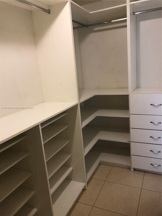 Foto del edificio - 8100 Byron Ave