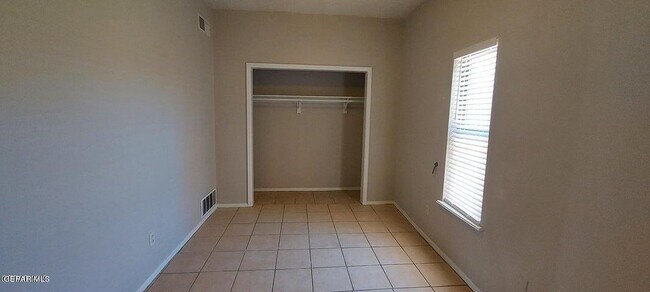 Building Photo - 1305 E San Antonio Ave
