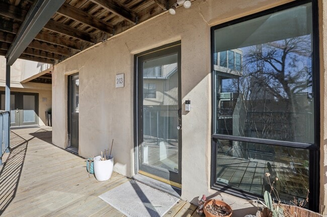 Building Photo - 1106 W 6th St