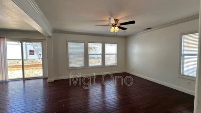 Building Photo - 564 Botan St