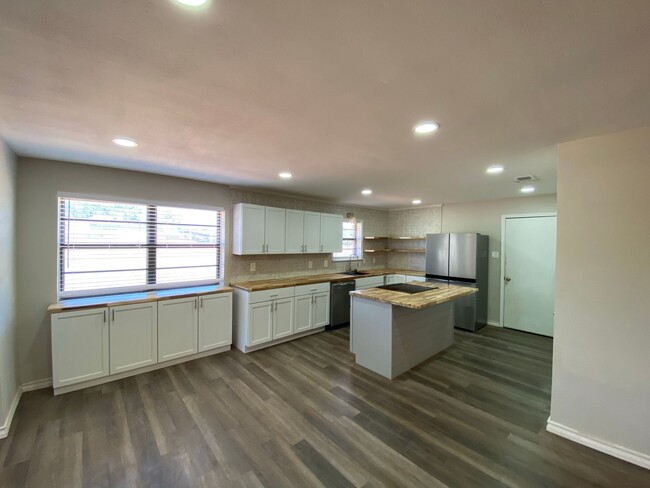 Building Photo - Spacious and Stunning Home – Your Dream Pr...