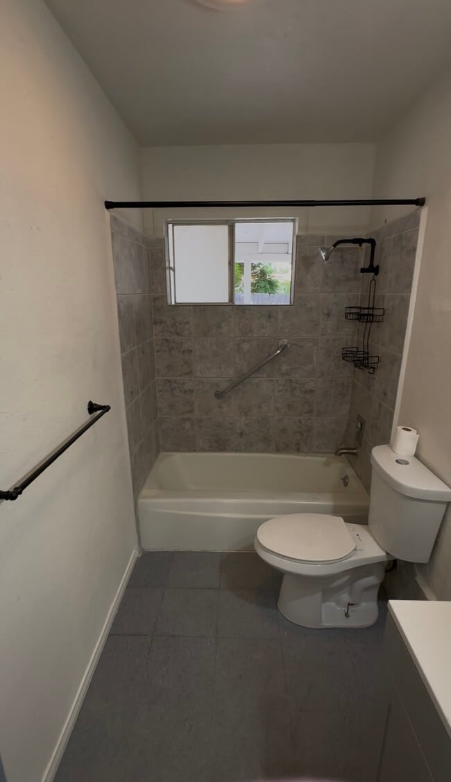 1st bathroom - 440 S Mistletoe Ave