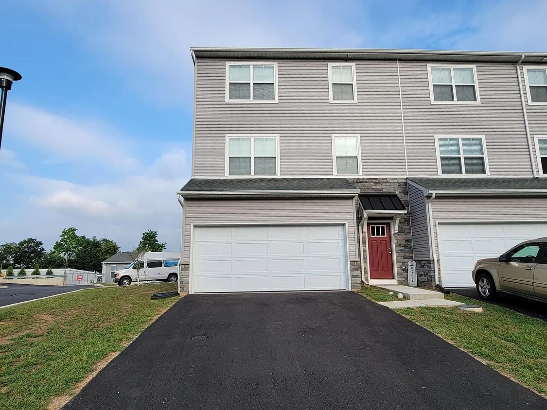 This end unit Temple townhouse - This end unit Temple townhouse
