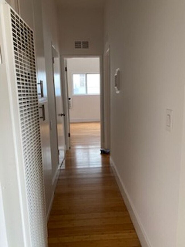 Foto del edificio - 725 N Sycamore Ave