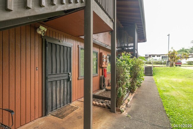 Foto del edificio - $2,800/ 2 Bed/ 1 Bath/ 2 Parking Hidden in the Heights - Your Private Green Escape on O'ahu