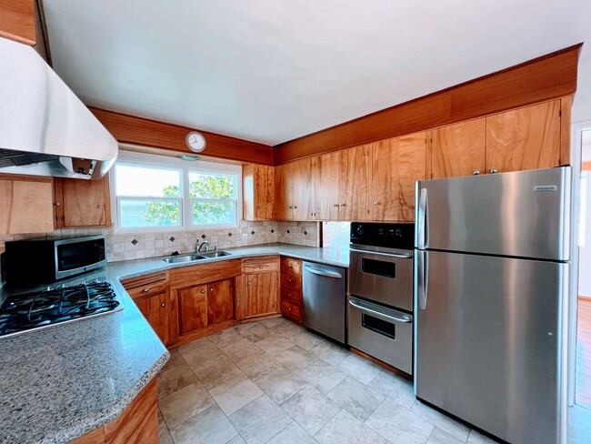 Building Photo - 3 Bed, 2 Bath, 2 Car Garage with Ocean Vie...