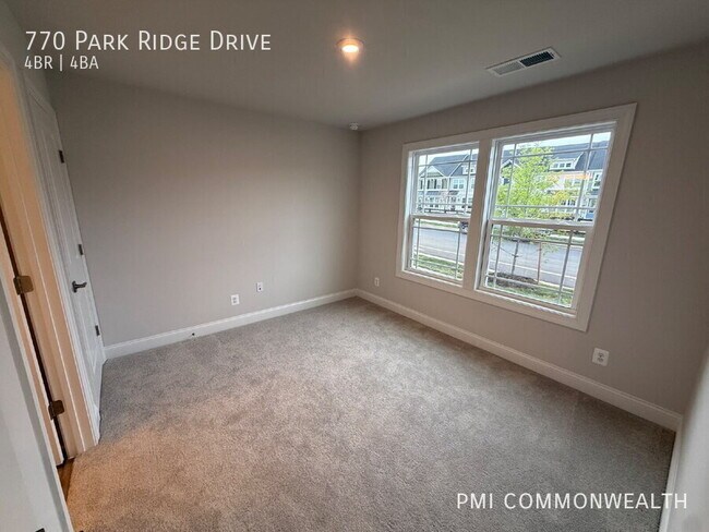 Foto del edificio - 770 Park Ridge Dr