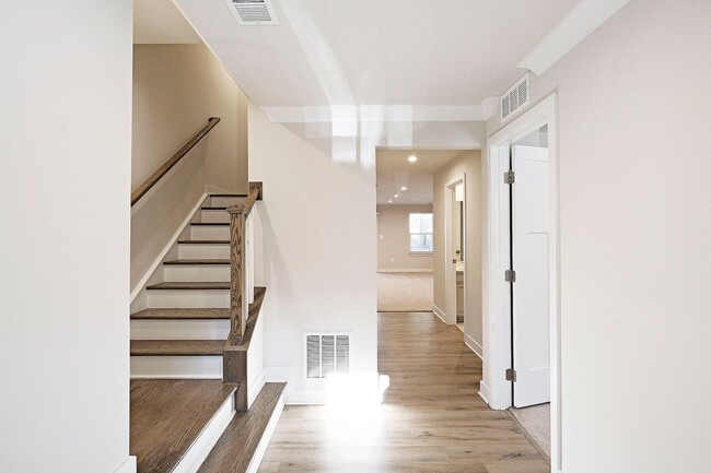 Building Photo - Move-In Ready End-Unit Townhome in Forest Lakes North