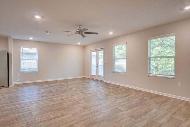 Foto del edificio - Lakeshore Preserve 3BR Home with Garage – Pet Friendly