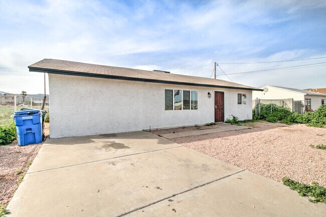 Foto del edificio - 3 Bed + 2 Bath + 1,208 SF Gorgeous Remodel...