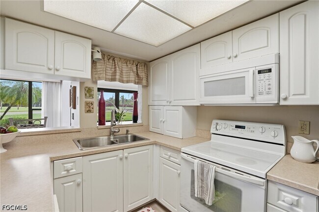 Foto del edificio - 5905 Trailwinds Dr