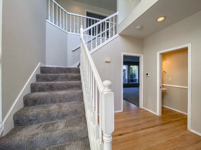 Foto del edificio - Stunning 4 Bed + 2.5 Bath House in Lake Oswego | Private Backyard, Open Floor Concept, Air Condit...