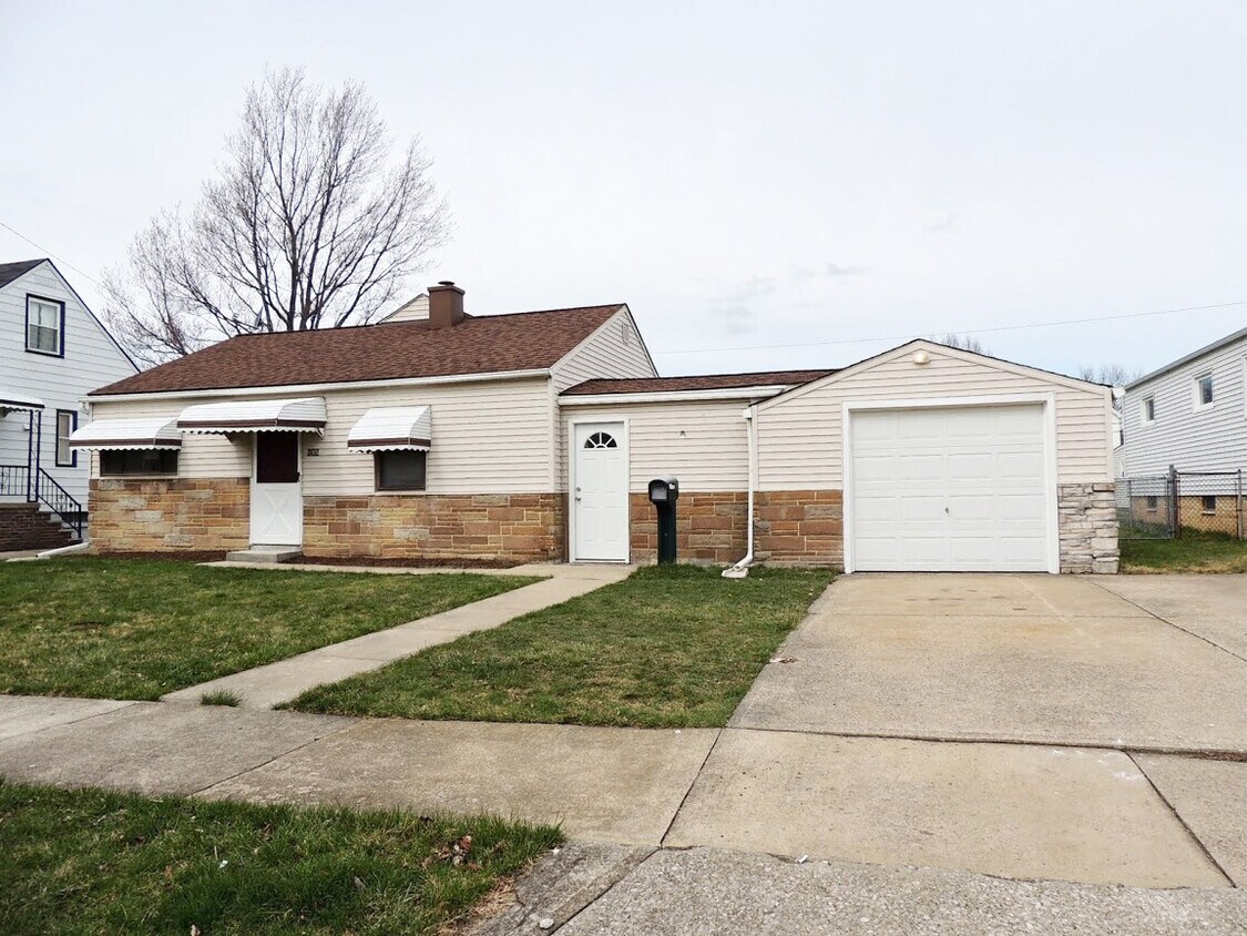 Foto principal - 3 Bed - 1 Bath Ranch for Rent in Bedford |...