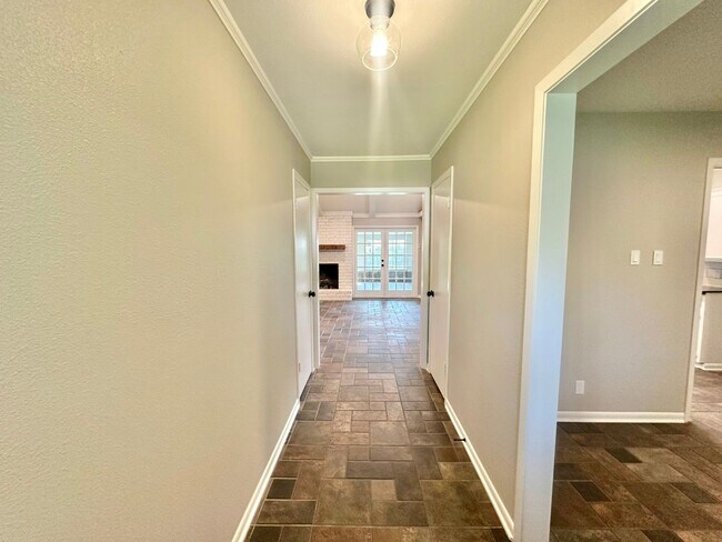 Building Photo - Stunningly Remodeled 3-Bed, 2-Bath Corner Lot Home in Established Neighborhood! Tour Today!