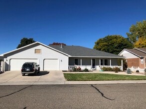 Building Photo - 721 Ponderosa Dr
