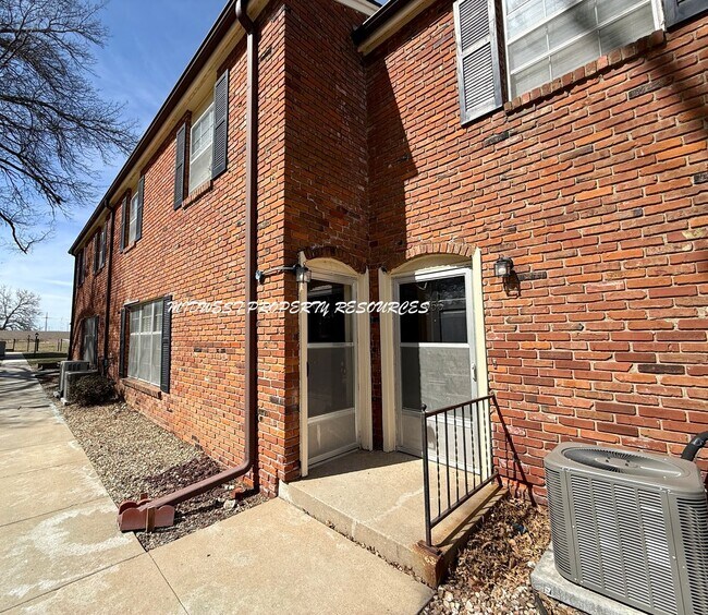 Building Photo - Stunning 2 Story townhome